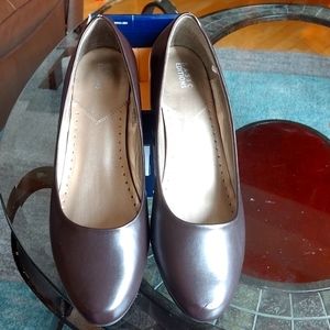 Women size 11w kitten heal everyday shoes